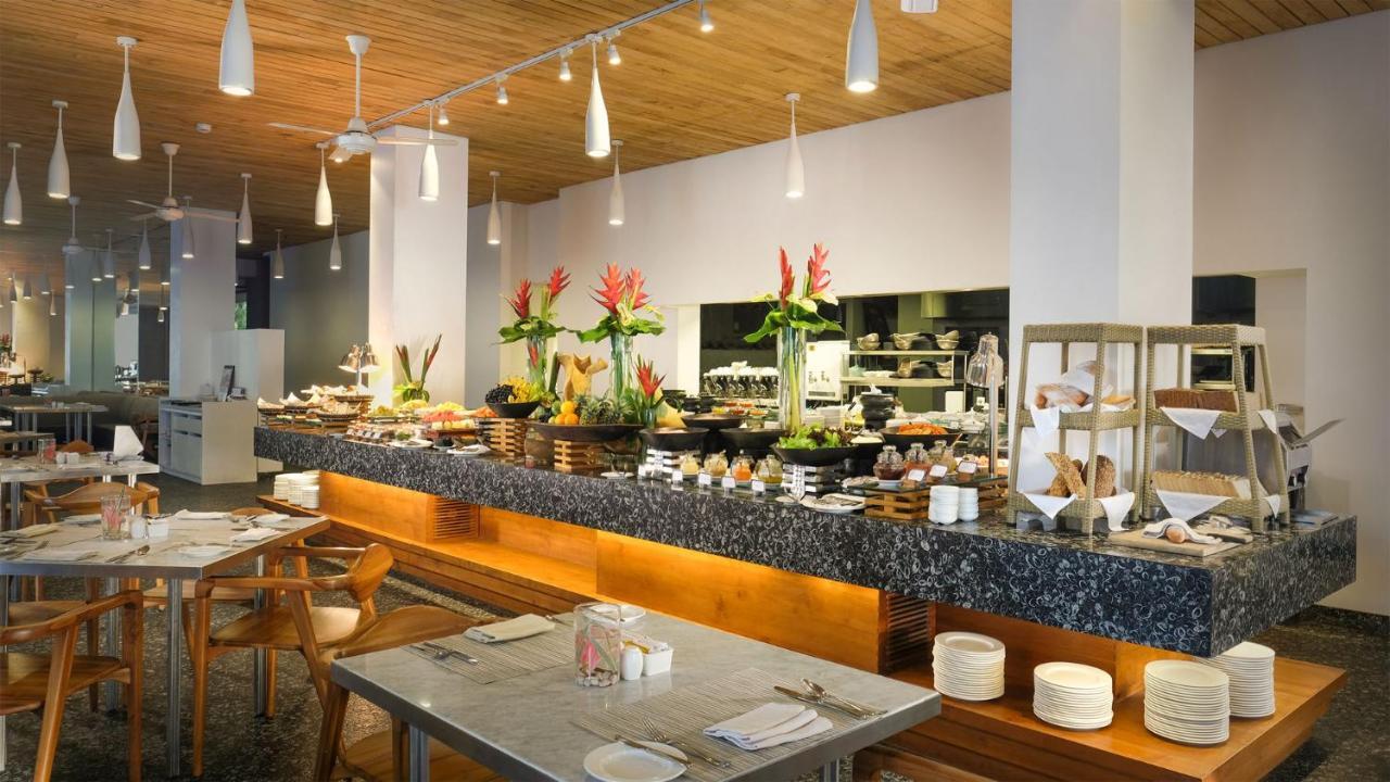 Maya Sanur Resort & Spa Kültér fotó The buffet at the restaurant