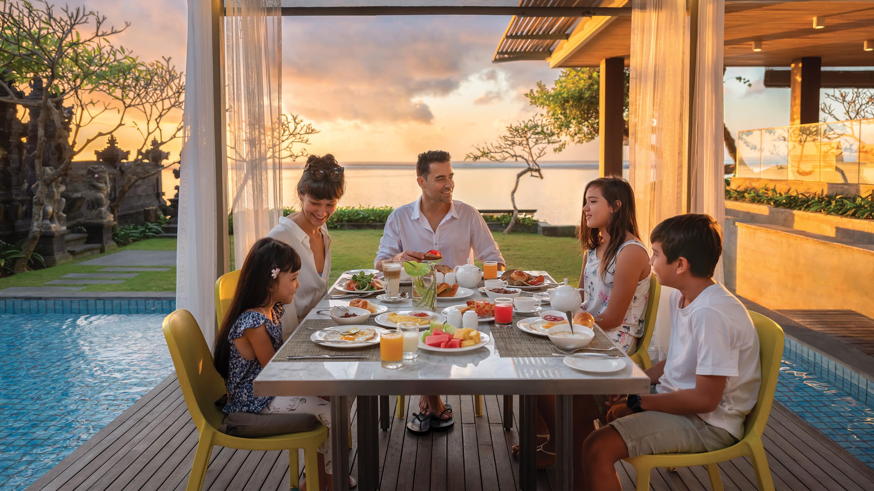 Maya Sanur Resort & Spa Kültér fotó Family dining at the beach