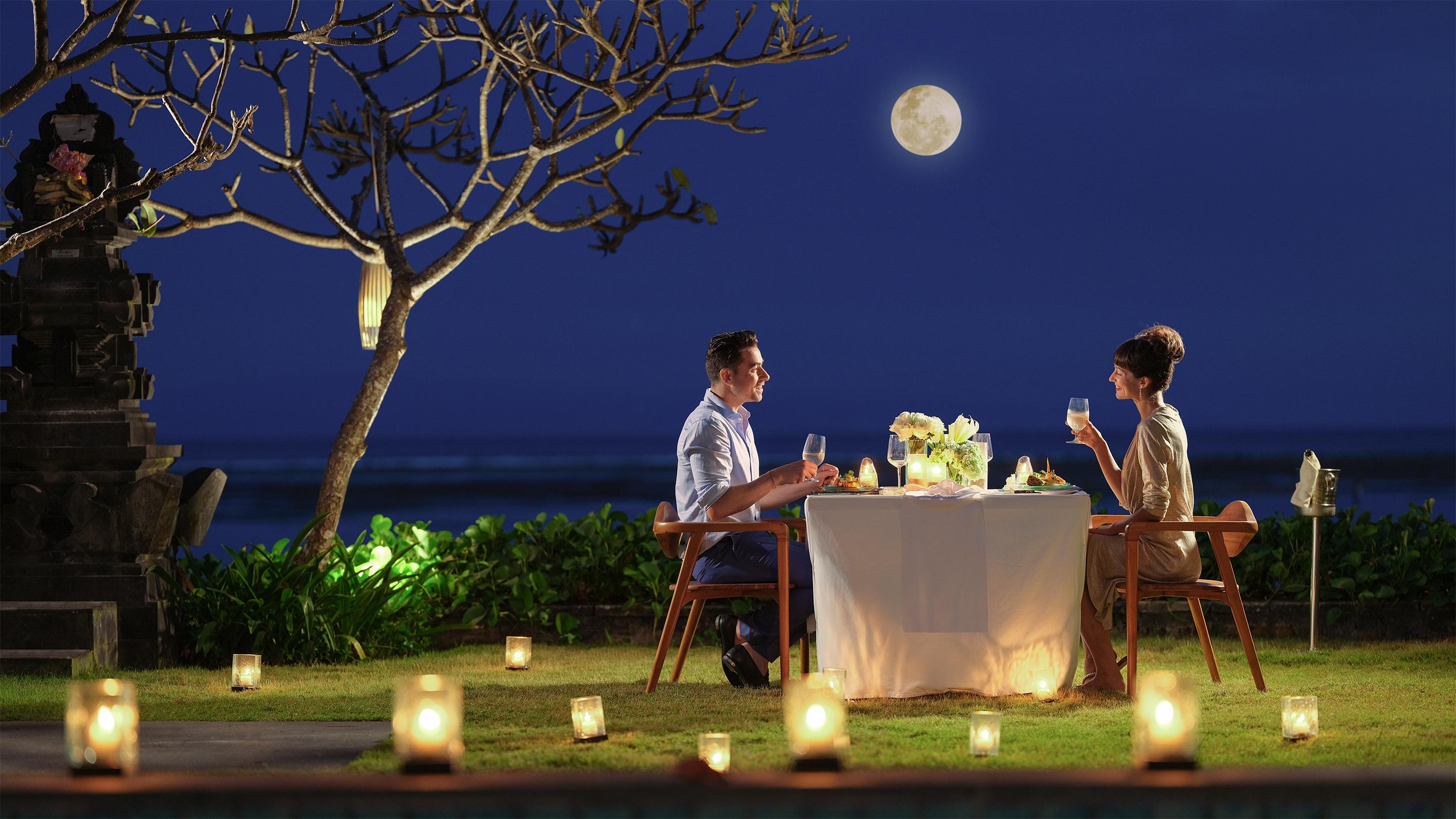 Maya Sanur Resort & Spa Kültér fotó A couple dining at a resort